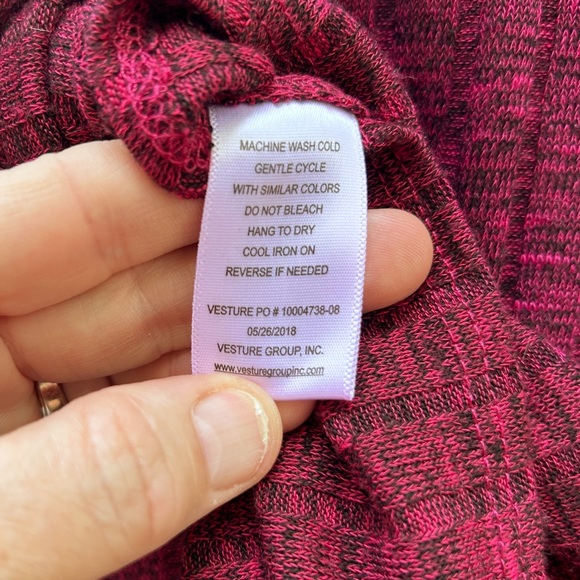 Chenault Womens Lightweight Vee Neck Sweater in
Berry/Black, Sz. XXL - Picture 11 of 14